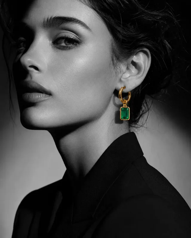 گوشواره حلقه‌ای طلا با آویز زمرد تراش مستطیلی