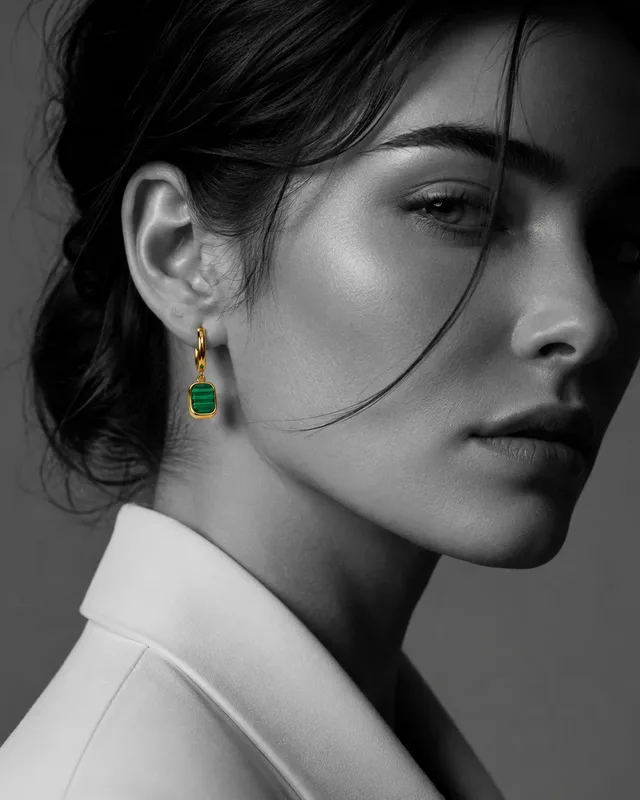 گوشواره طلا حلقه‌ای با آویز مستطیلی سنگ سبز