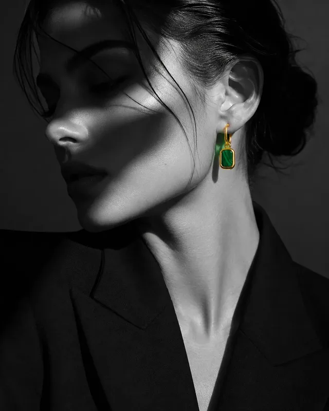 گوشواره طلا حلقه‌ای با آویز مستطیلی سنگ سبز